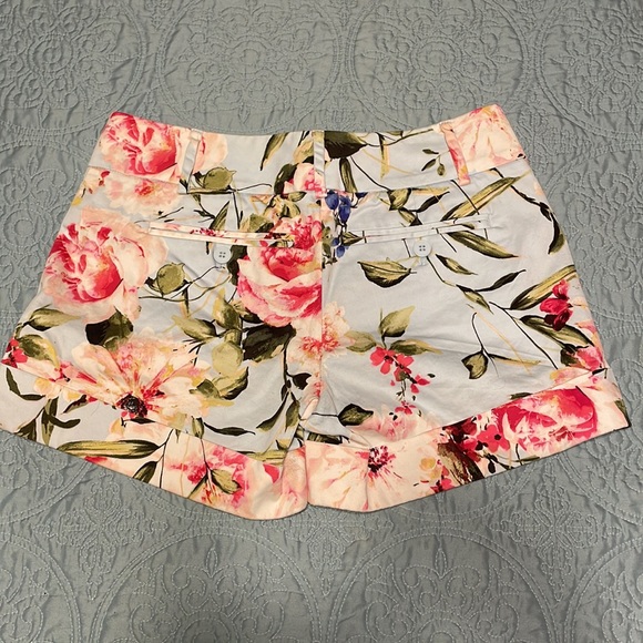 New York and Co Floral Shorts - Picture 3 of 6